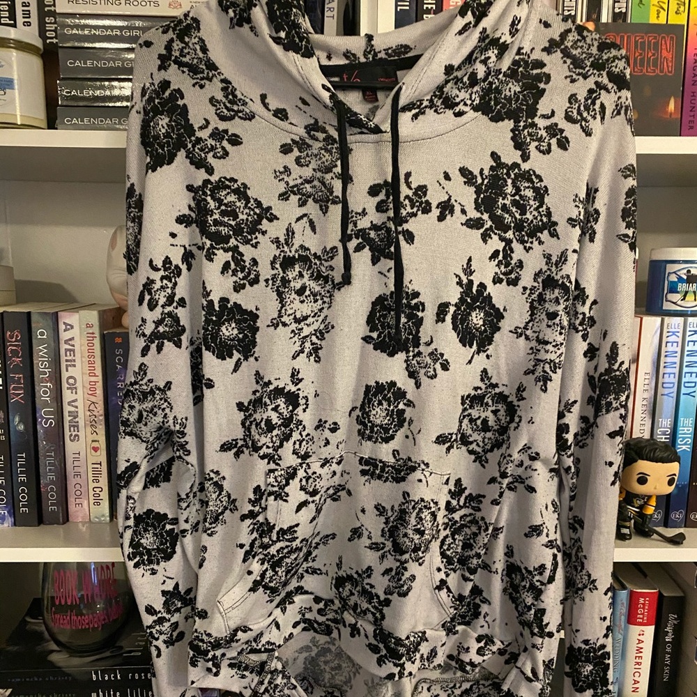 Black and white roses pull over